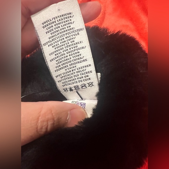 UGG Leather Quilted Logo Tech Glove - Picture 4 of 6